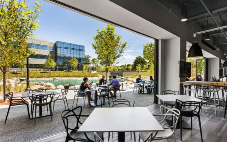 مول ميد واي بلازا العاصمة الإدارية الجديدة استثمار المستقبل 2 صورة لمقهى في مول ميد واي بلازا العاصمة الإدارية الجديدة.