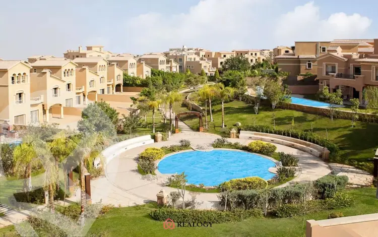 تفاصيل مول في 90 القاهرة الجديدة والأسعار في 2024 1 صورة لحمام سباحة في كمبوند قطامية هيلز الذي يحتوي على مول في 90 القاهرة الجديدة.